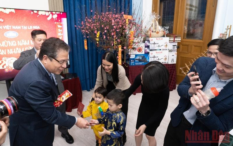 Đại sứ Đặng Minh Khôi mừng tuổi cho trẻ em. (Ảnh: THANH THỂ)