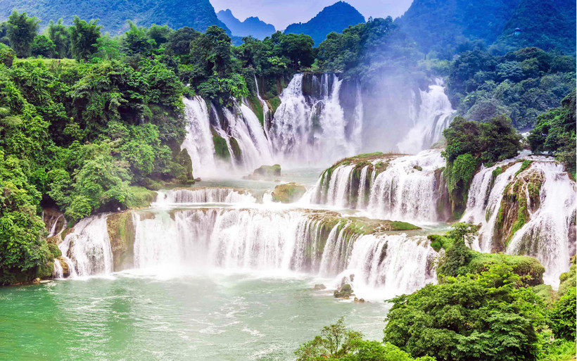 Thác Bản Giốc nằm trong Công viên địa chất Non nước Cao Bằng là một trong bốn dòng thác xuyên quốc gia lớn nhất thế giới (Ảnh: TRAVEL LOVER) 