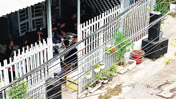 Nhiều người dân than phiền vì liên tục bị âm thanh từ các dàn karaoke tự phát “tra tấn” bất kể ngày đêm. 