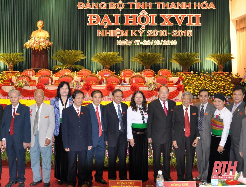 Nguyên Tổng Bí thư Lê Khả Phiêu cùng các đại biểu dự Đại hội Đảng bộ tỉnh Thanh Hóa lần thứ XVII, nhiệm kỳ 2010 - 2015. Ảnh: Báo Thanh Hóa.