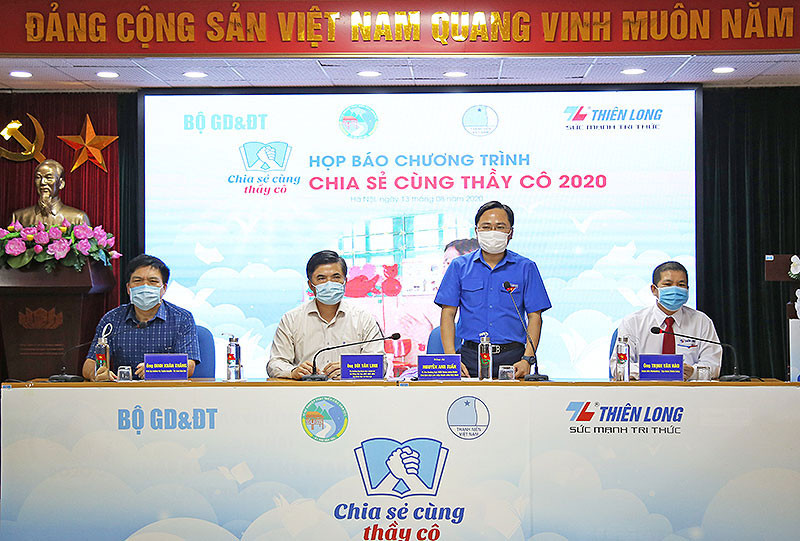 Các thành viên Ban Tổ chức cung cấp thông tin về chương trình.