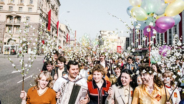 Niềm phấn khởi tự hào của người dân Liên Xô trong giai đoạn phát triển kinh tế rực rỡ. Ảnh: GETTY