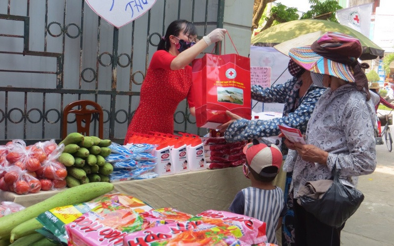 Hỗ trợ nhu yếu phẩm cho người dân có hoàn cảnh khó khăn.