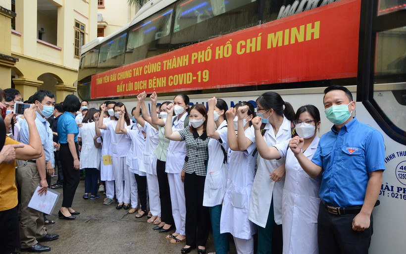 Phó Chủ tịch UBND tỉnh Yên Bái Vũ Thị Hiền Hạnh động viên đoàn và cùng thể hiện quyết tâm phòng, chống dịch.