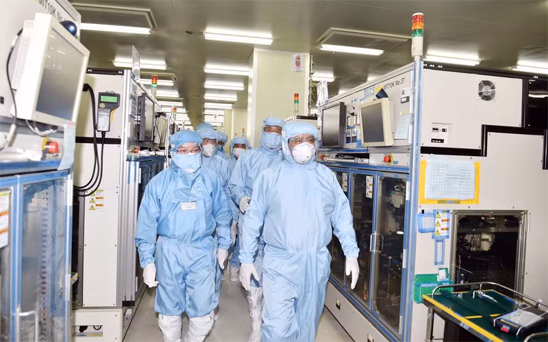 Thủ tướng Phạm Minh Chính kiểm tra tình hình sản xuất, kinh doanh và chống dịch tại Công ty TNHH Saigon Stec, TP Thủ Dầu Một (Bình Dương). Ảnh: NHẬT BẮC