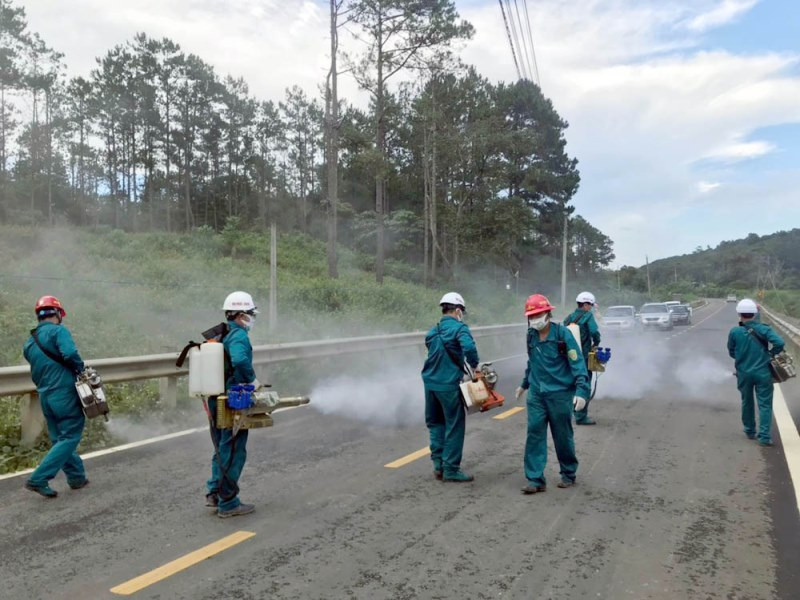 Phun khử khuẩn tại khu vực chốt kiểm soát dịch Covid-19 trên Quốc lộ 27C.