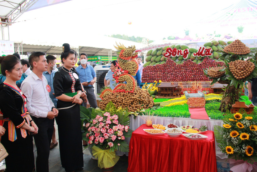 Phần thi tạo hình với sản phẩm đặc trưng là nhãn của huyện Sông Mã.