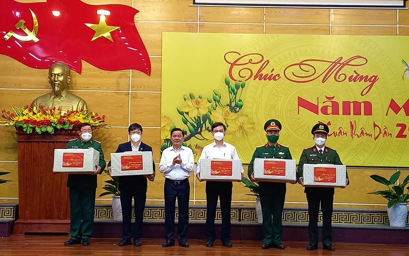 Đồng chí Trần Cẩm Tú tặng quà, động viên các lực lượng tuyến đầu chống dịch tại Quảng Bình.