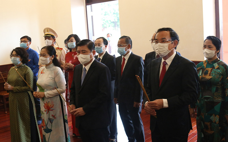 Các đại biểu dâng hương tưởng niệm Chủ tịch Hồ Chí Minh.