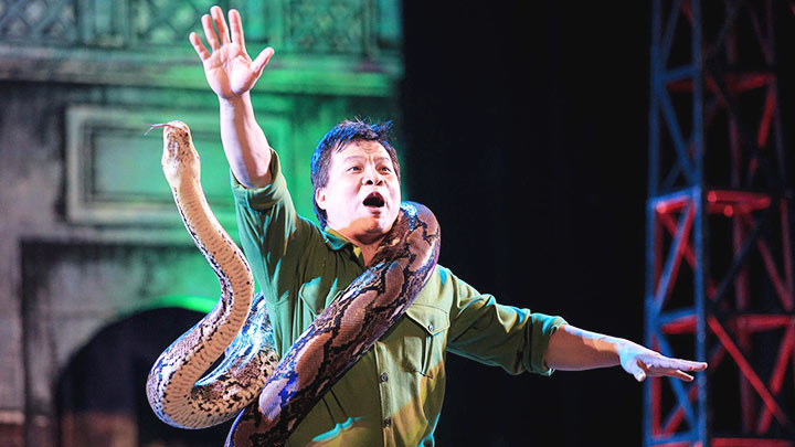 NSND Tống Toàn Thắng biểu diễn cùng trăn Vàng trong đêm xiếc Hà Nội của những giấc mơ.