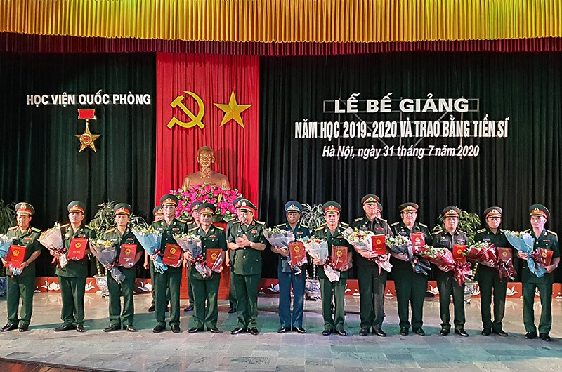 Các nghiên cứu sinh nhận bằng Tiến sĩ quân sự tại buổi lễ.