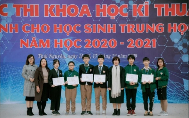 Iris School dành giải thưởng trong Cuộc thi KHKT với dự án y sinh "Bước đầu điều chế và đánh giá hiệu quả của Myopia- Iris với cận thị đơn thuần trên học sinh cấp THCS Trường Iris".