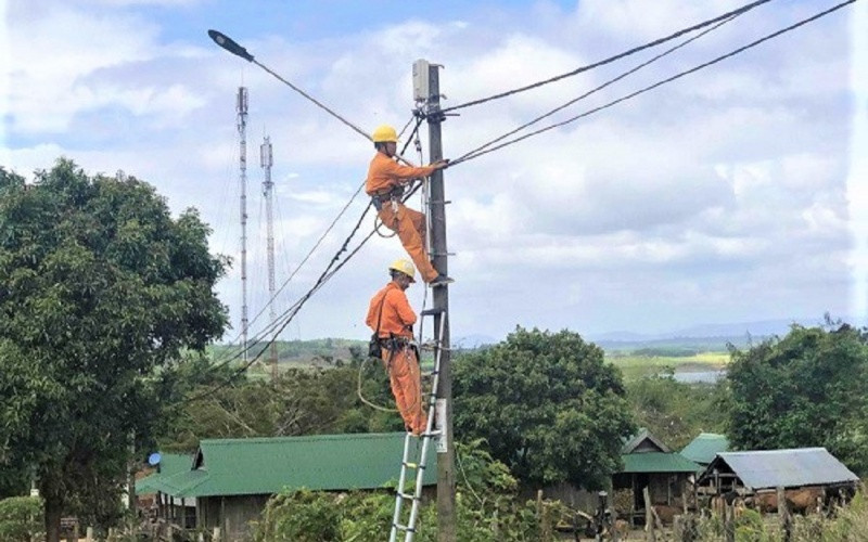 Đoàn viên, thanh niên Công ty Điện lực Đắk Lắk thi công công trình thắp sáng đưa quê cho buôn Pa, buôn căn cứ cách mạng xã Cư Prao, huyện vùng sâu M’đrắk.