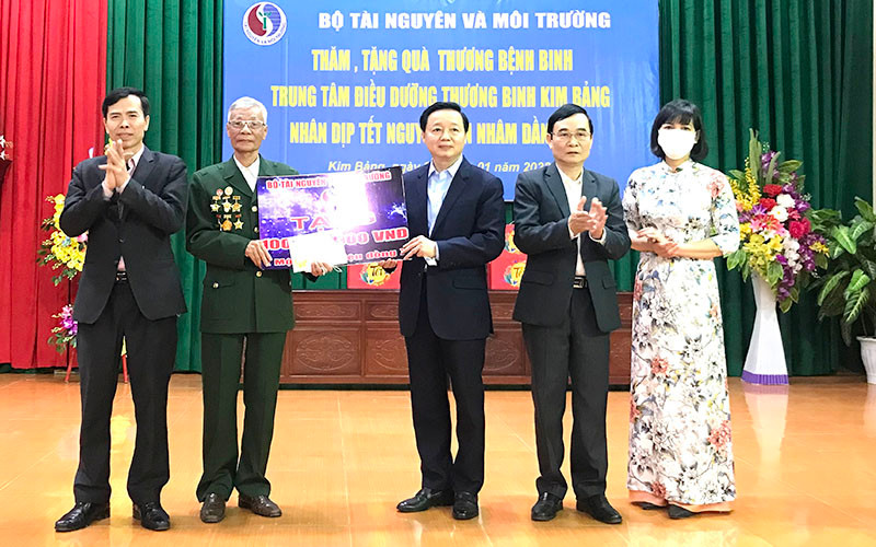 Trao tặng quà Tết cho các thương bệnh binh ở Hà Nam