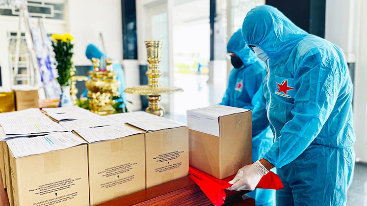 Đại diện Ban Chỉ huy quân sự huyện Cần Giờ chuẩn bị đưa hộp đựng hũ tro cốt của người dân về địa phương.