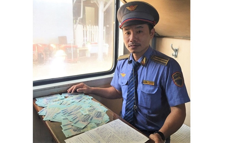 Trưởng tàu SE22 Lê Văn Thi lập biên bản hành khách bỏ quên 100 triệu trên tàu để bàn giao, trao trả hành khách