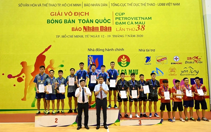 Đồng chí Quế Đình Nguyên và đồng chí Nguyễn Danh Hoàng Việt trao huy chương và phần thưởng cho các vận động viên đoạt giải tại nội dung đồng đội nam.