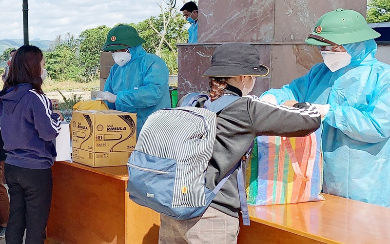 Lực lượng chức năng làm thủ tục nhập cảnh cho sinh viên Lào.