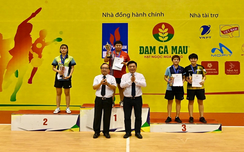 Đồng chí Quế Đình Nguyên, Phó Tổng Biên tập Báo Nhân Dân, Trưởng Ban chỉ đạo Giải và đồng chí Trần Gia Thái, Chủ tịch Liên đoàn Bóng bàn Việt Nam, trao huy chương và phần thưởng cho các vận động viên đoạt giải tại nội dung đơn nữ.