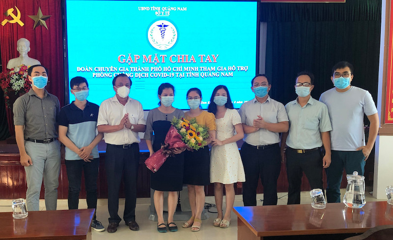 Lãnh đạo Sở Y tế Quảng Nam tặng hoa, cảm ơn Đoàn chuyên gia TP Hồ Chí Minh.