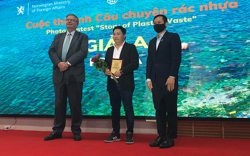 Tác giả Nguyễn Giang Nam, phóng viên báo điện tử Tổ quốc, nhận Giải A của cuộc thi ảnh “Câu chuyện rác nhựa”.