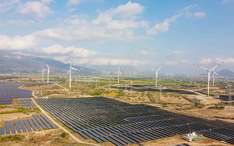 Một góc nhà máy điện gió và điện mặt trời Trungnam tại huyện Thuận Bắc, tỉnh Ninh Thuận.