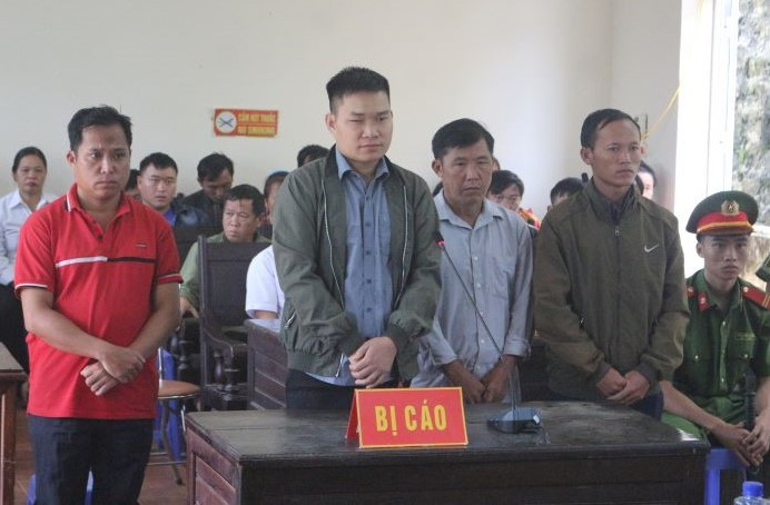 Các bị cáo (từ trái sang) Sùng A Páo, Lò Văn Thắm, Mùa A Sang, Sùng A Dì tại phiên tòa.