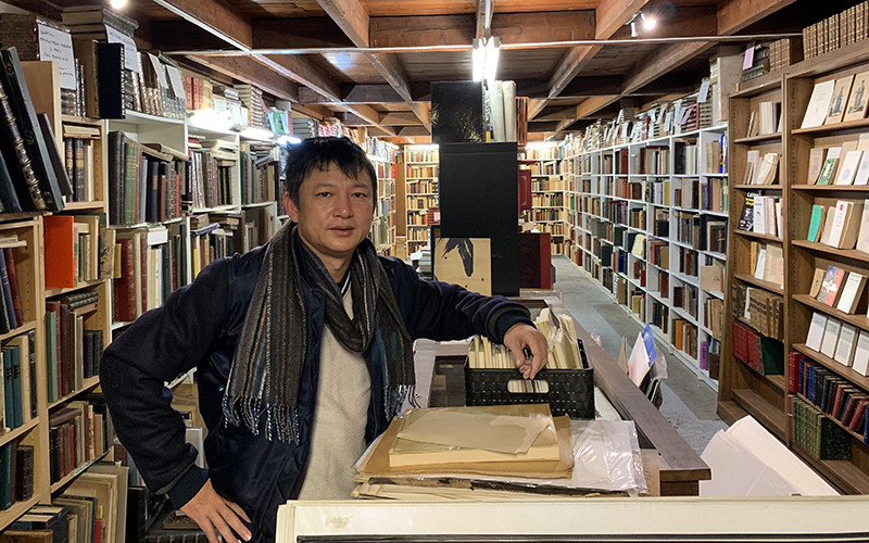 Họa sĩ Trần Đại Thắng tốt nghiệp Khoa Thiết kế đồ họa, Trường đại học Mỹ thuật công nghiệp và sớm trở thành một họa sĩ thiết kế bìa sách được chú ý trong giới xuất bản. Anh là tác giả của khoảng 5.000 bìa sách xuất bản trong nước.