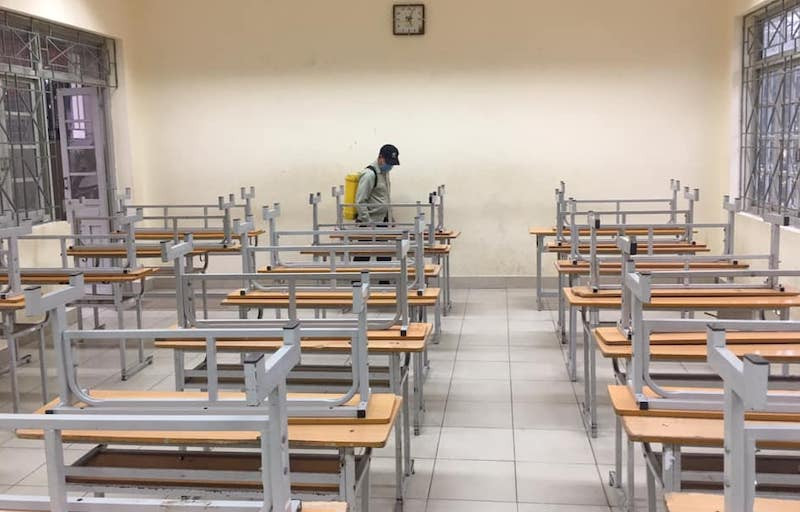 Phun khử khuẩn tại Trường THPT Hoàng Cầu (quận Đống Đa, Hà Nội)