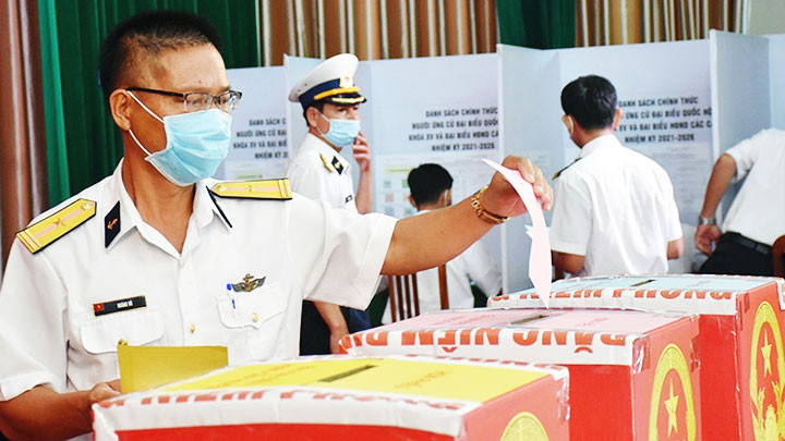 Do đặc thù công tác, một số đơn vị hải quân tham gia bỏ phiếu sớm.