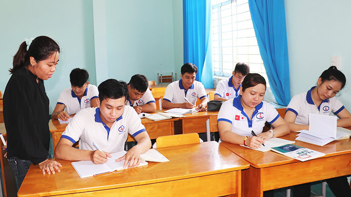 Các ứng viên xuất khẩu lao động học tập tại Trường đại học Sư phạm kỹ thuật Vĩnh Long. Ảnh: TTXVN