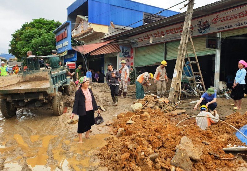 Chi nhánh Điện lực Văn Bàn khôi phục hệ thống điện lưới ở vùng lũ Minh Hạ 1