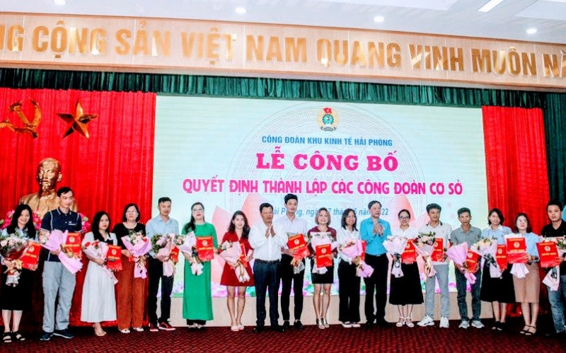 Lãnh đạo Ban Quản lý Khu kinh tế Hải Phòng và Liên đoàn Lao động thành phố trao quyết định và tặng hoa cho các tổ chức công đoàn.