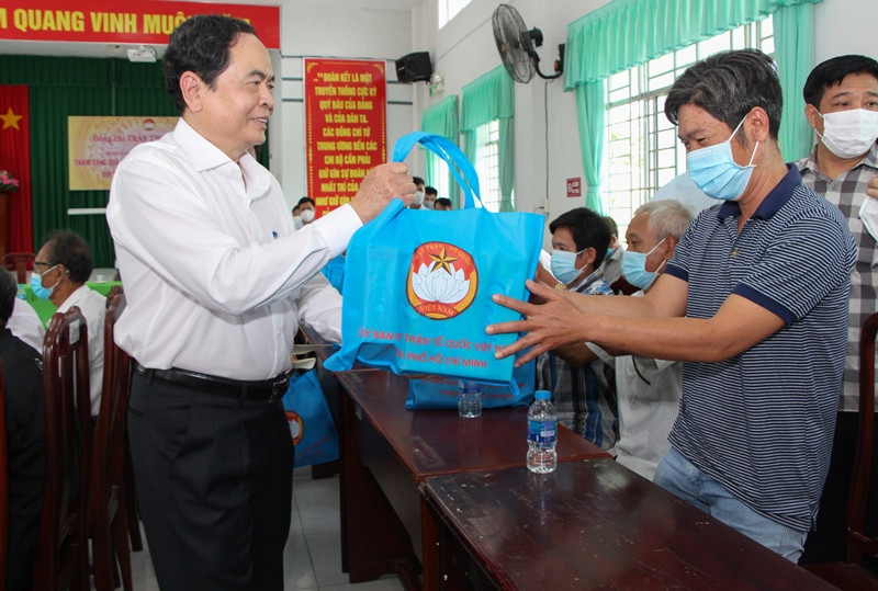 Đồng chí Trần Thanh Mẫn tặng quà tết cho gia đình chính sách, hộ nghèo ở xã Thạnh Xuân.