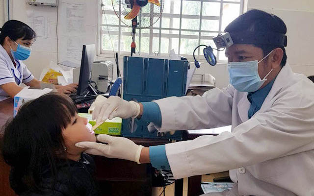 Khám sàng lọc bệnh bạch hầu tại địa bàn huyện Đam Rông, Lâm Đồng (Ảnh: VI XUÂN)