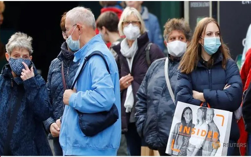 Khách hàng đeo khẩu trang khi tới phố mua sắm Schloss Strasse tại Đức. (Ảnh: Reuters)