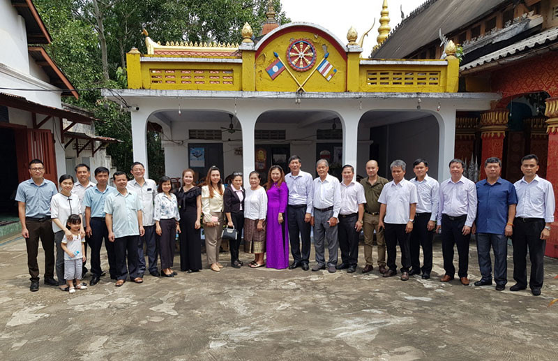Tổng Lãnh sự Nguyễn Đăng Hùng cùng cán bộ, nhân viên Tổng Lãnh sự quán, kiều bào và doanh nghiệp Việt Nam tại Chùa Phật Tích, ngày 27-7. (Nguồn: Tổng Lãnh sự quán Việt Nam tại Luang Prabang)