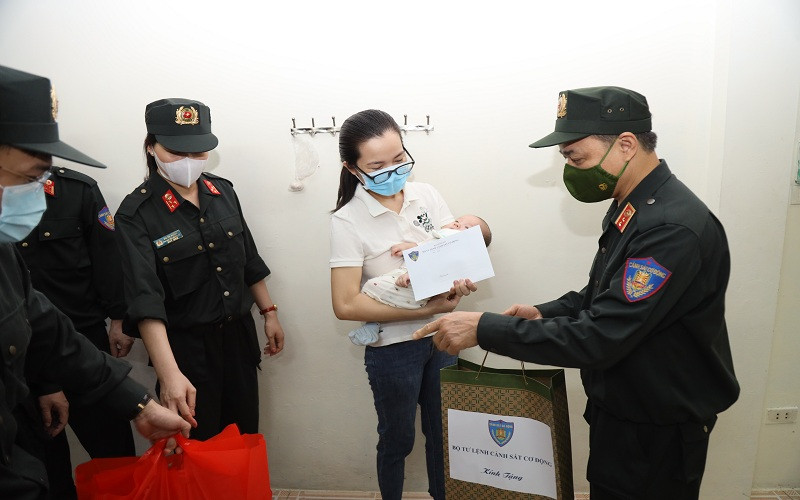 Trung tướng Phạm Quốc Cương thăm hỏi, tặng quà chị Lê Thị Bình - vợ của Trung uý Nguyễn Văn Nghĩa, cán bộ Đại đội 5, Trung đoàn Cảnh sát bảo vệ mục tiêu cơ quan đại diện Ngoại giao.