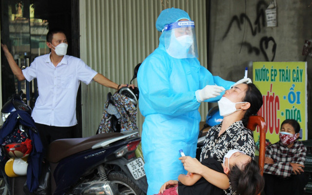 Cán bộ y tế lấy mẫu xét nghiệm sàng lọc Covid-19 trong cộng đồng ở huyện Quảng Xương.