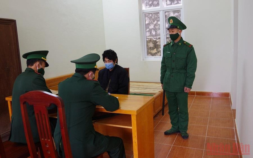 Đồn Biên phòng Bạch Đích lấy lời khai đối tượng Mua Mí Tủa.