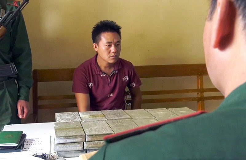 Đối tượng Giàng A Vừ và tang vật vụ án.