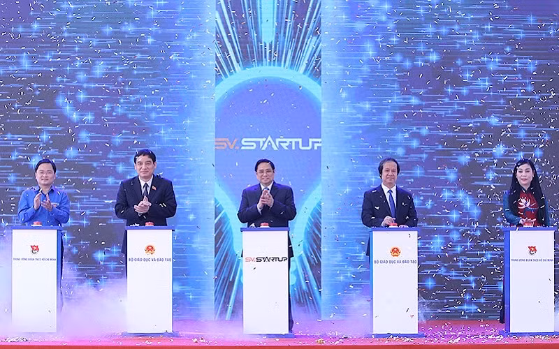 Thủ tướng Chính phủ Phạm Minh Chính và đại diện các bộ, ban, ngành, đoàn thể ấn nút khai mạc Ngày hội Khởi nghiệp quốc gia của học sinh, sinh viên lần thứ IV.