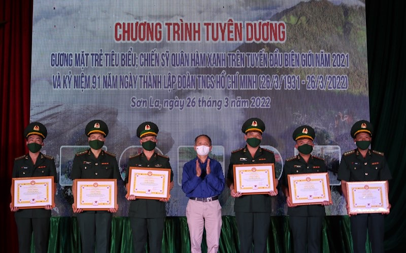 Hội Khuyến học tỉnh Sơn La khen thưởng “chiến sĩ quân hàm xanh trên tuyến đầu biên giới.