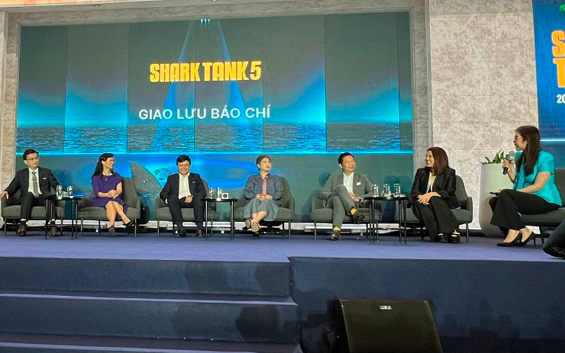Các Shark thảo luận, trao đổi tại chương trình.