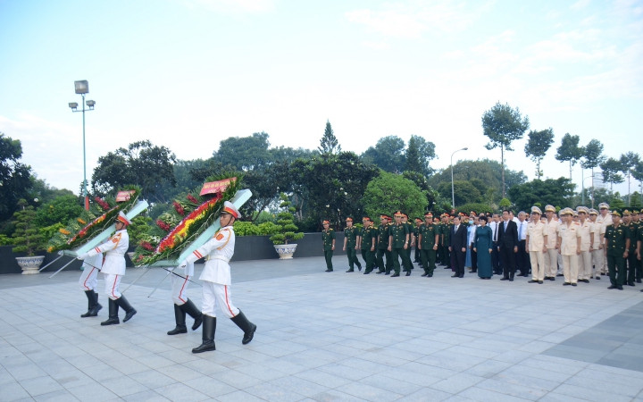 Đoàn đại biểu Thành phố dâng hoa, hương tưởng nhớ anh hùng liệt sĩ.