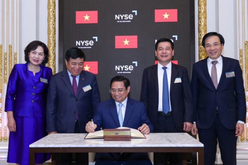  Thủ tướng ghi sổ lưu bút danh dự tại NYSE. (Ảnh: chinhphu.vn)
