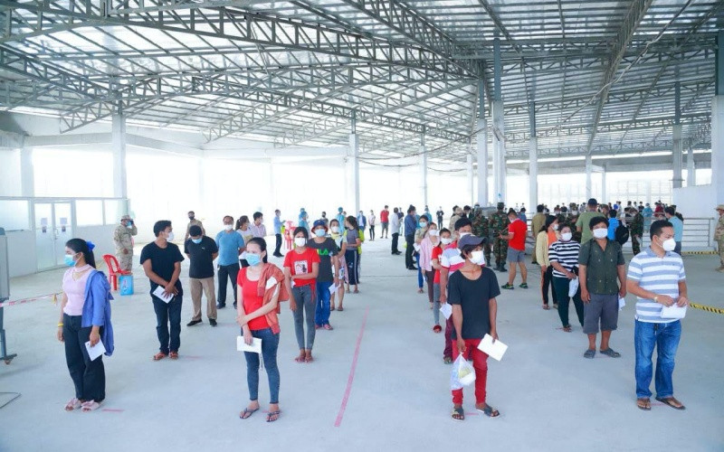 Tiêm vaccine ngừa Covid-19 tại một khu vực trọng điểm ở Phnom Penh.