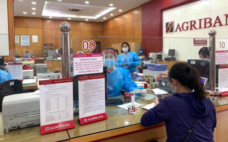 Giao dịch khách hàng tại chi nhánh Agribank.