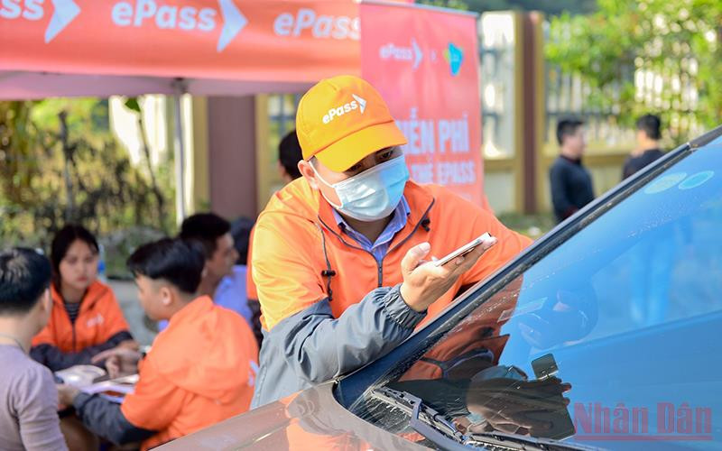 Nhân viên Công ty cổ phần Giao thông số (VDTC), thuộc Tập đoàn Viettel triển khai dán thẻ thu phí điện tử không dừng ePass cho các phương tiện.