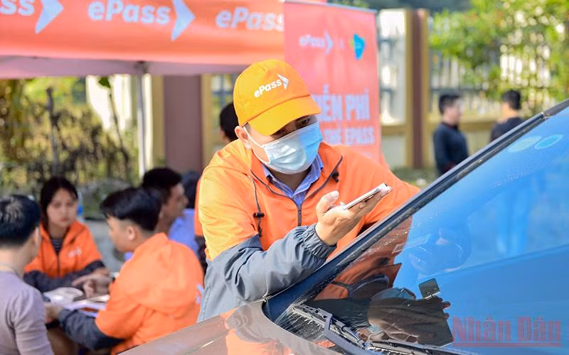 Nhân viên Công ty cổ phần Giao thông số (VDTC), thuộc Tập đoàn Viettel triển khai dán thẻ thu phí điện tử không dừng ePass cho các phương tiện.